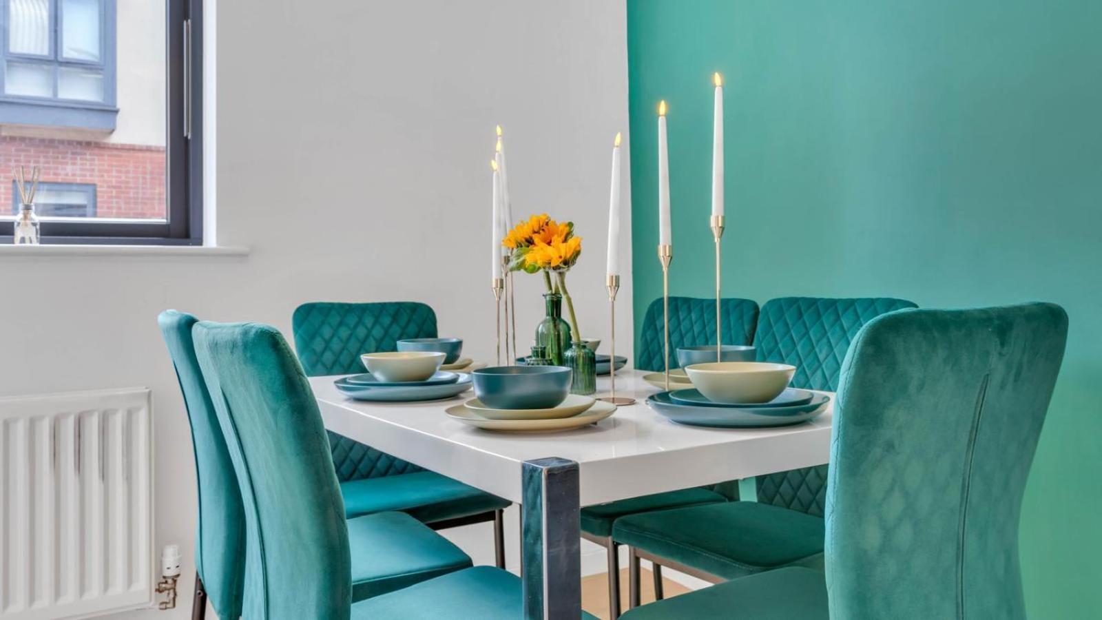 Forest Green Elegance- King Size Bed- Free Parking- Games- Ideal For Groups And Families * Birmingham