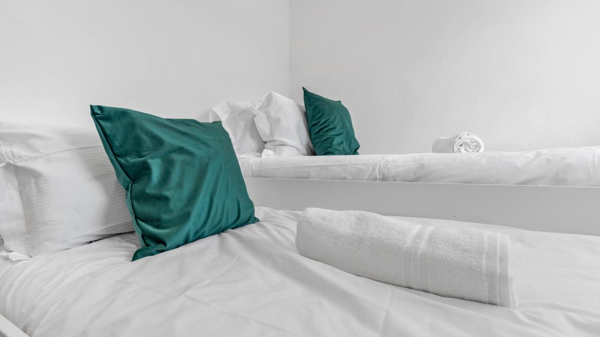 Forest Green Elegance- King Size Bed- Free Parking- Games- Ideal For Groups And Families Holiday home *