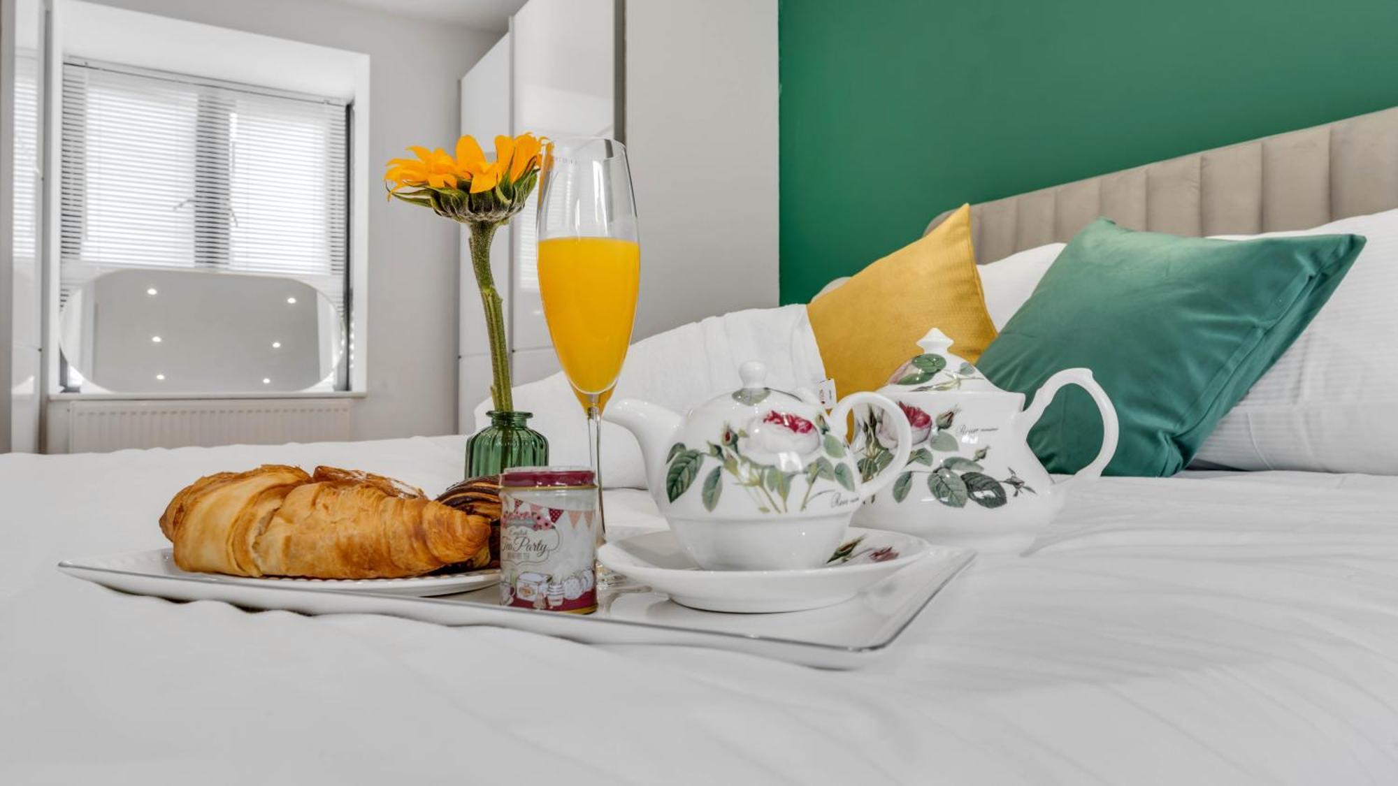 Forest Green Elegance- King Size Bed- Free Parking- Games- Ideal For Groups And Families Holiday home Birmingham