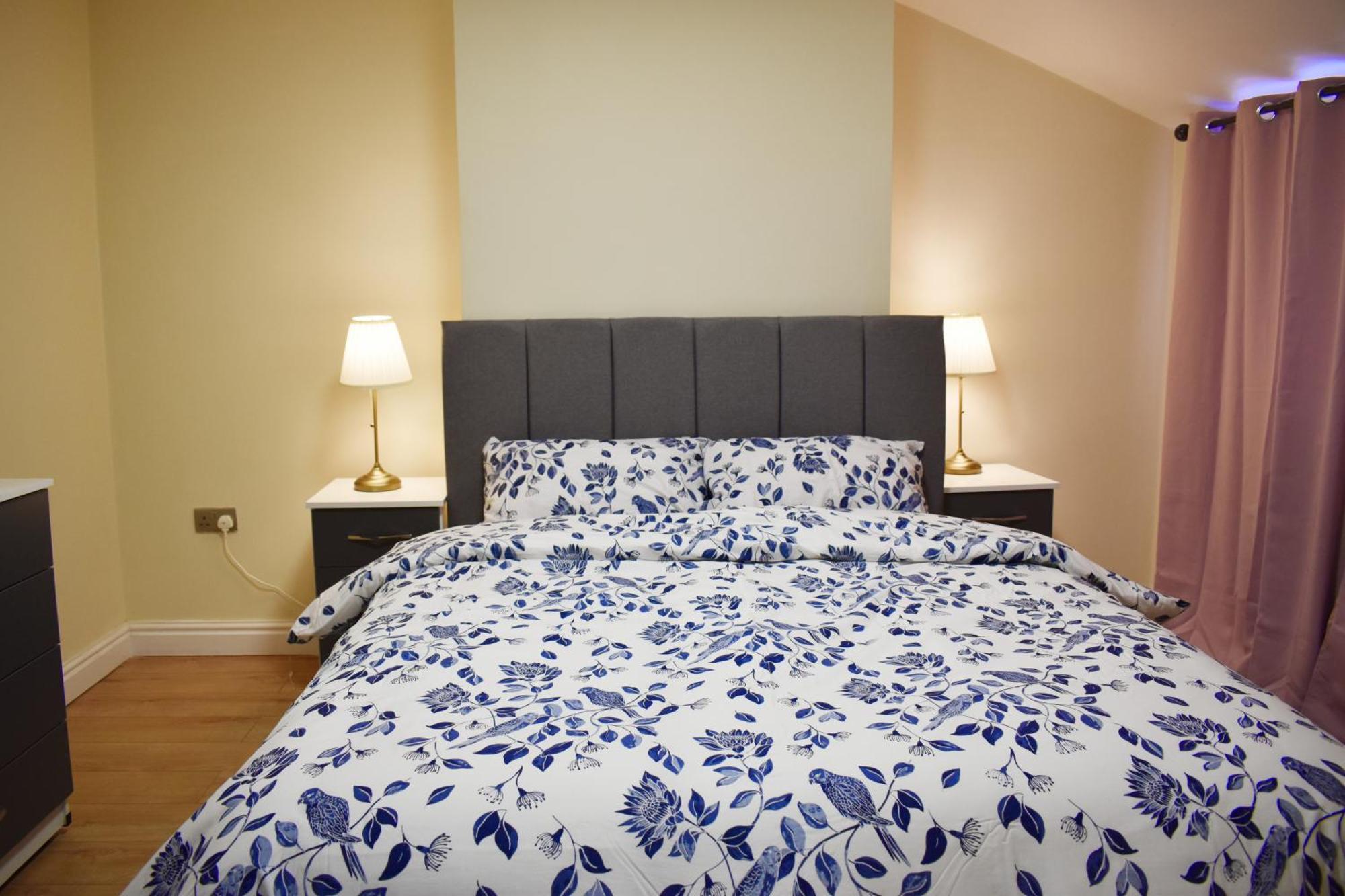 Centre Bedroom, Parking, Wifi, Kitchen, Living Guest house