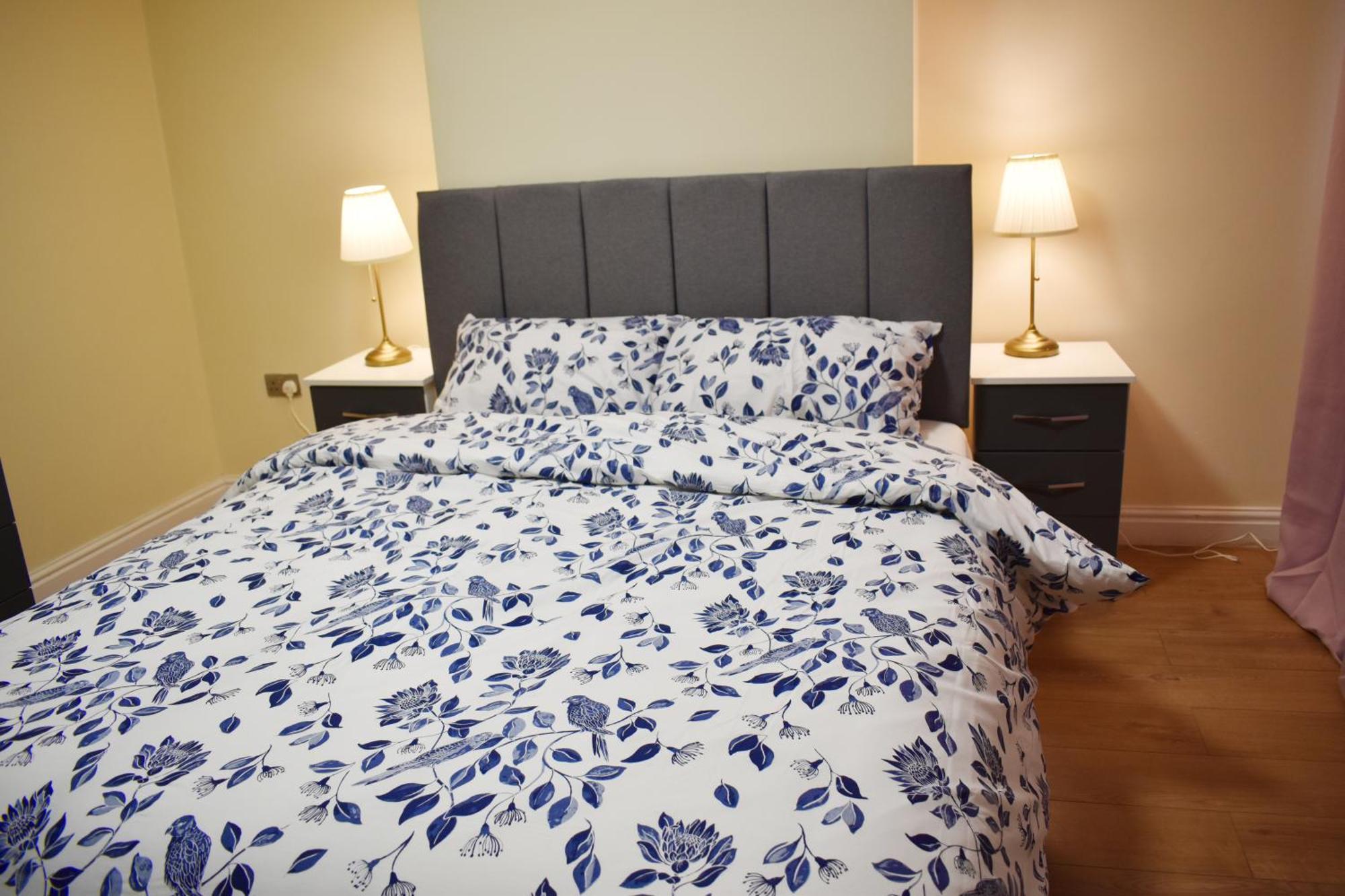 Centre Bedroom, Parking, Wifi, Kitchen, Living Guest house Birmingham