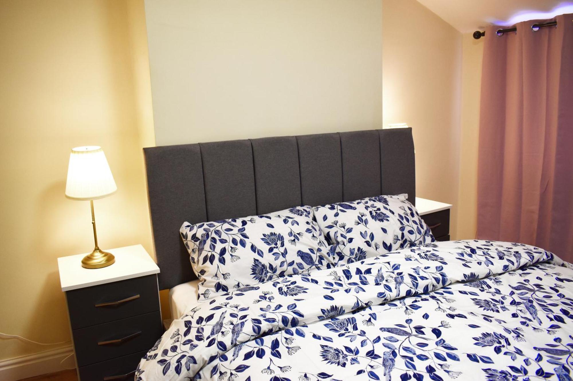 Centre Bedroom, Parking, Wifi, Kitchen, Living
