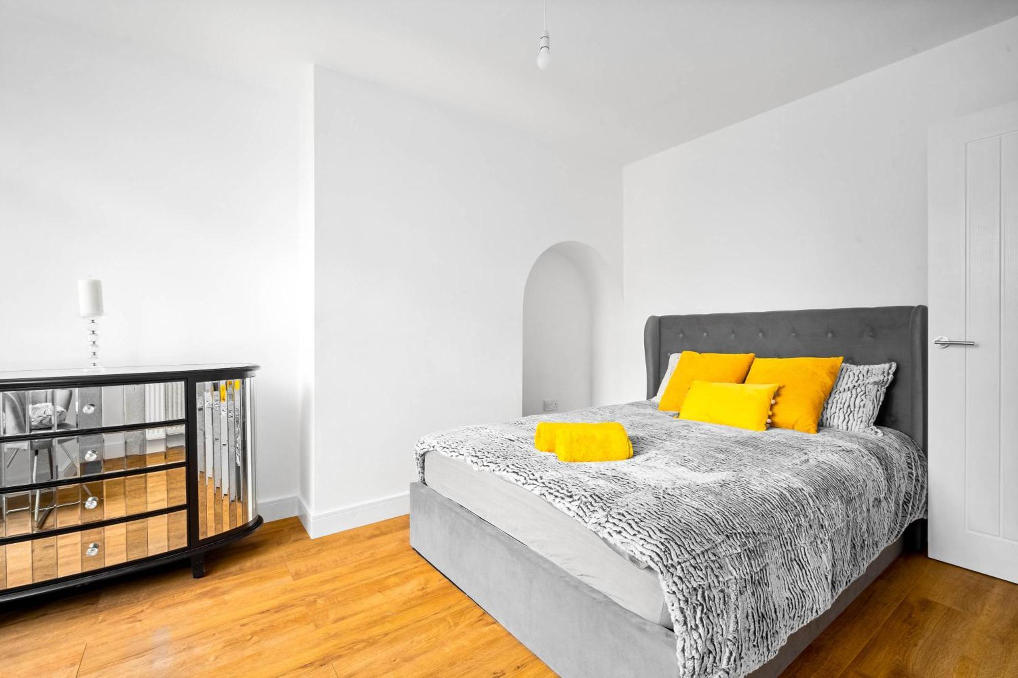 The Rock, Elegant 4 Bedroom House, Solihull, Close To Nec, Sleeps 8 *