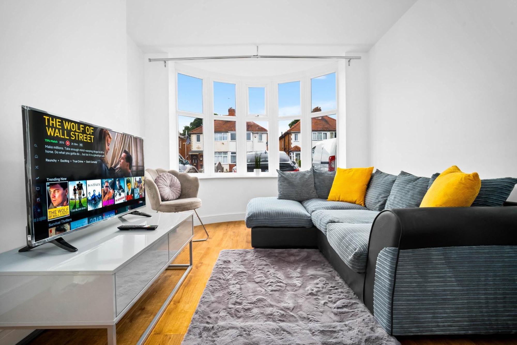 The Rock, Elegant 4 Bedroom House, Solihull, Close To Nec, Sleeps 8 Holiday home