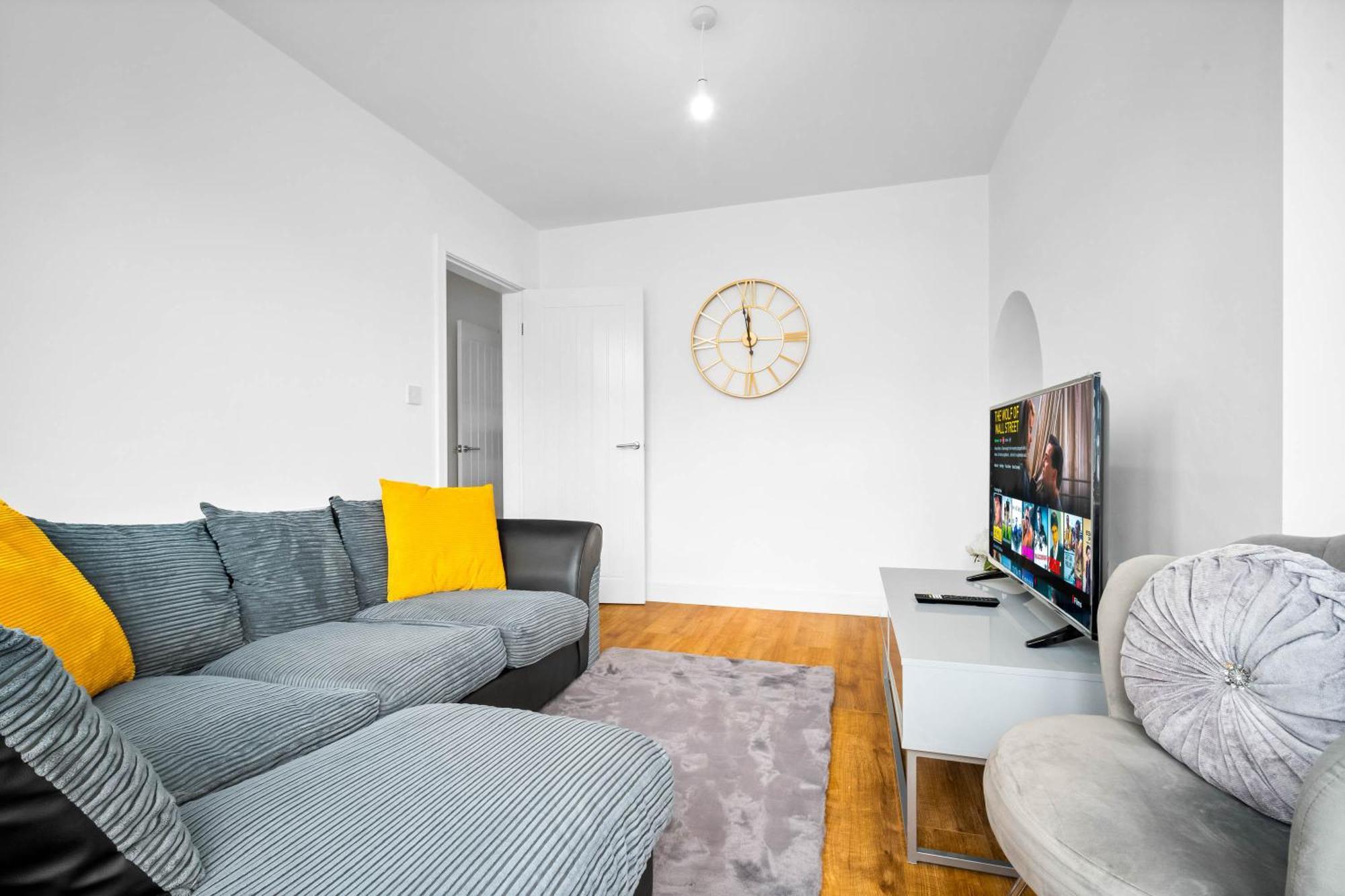 The Rock, Elegant 4 Bedroom House, Solihull, Close To Nec, Sleeps 8 *