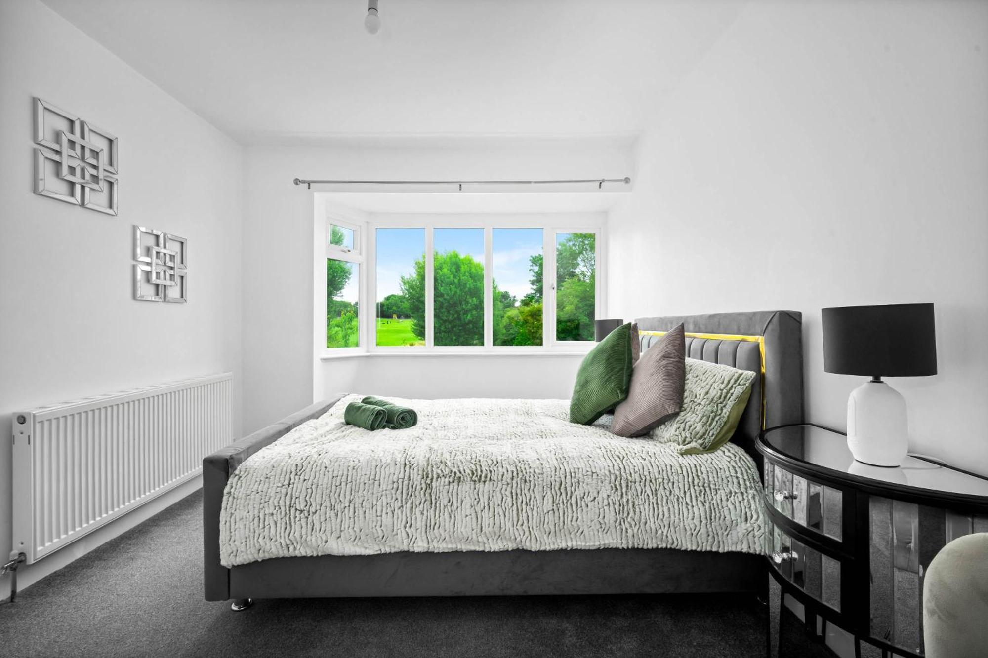 The Rock, Elegant 4 Bedroom House, Solihull, Close To Nec, Sleeps 8 Holiday home Birmingham