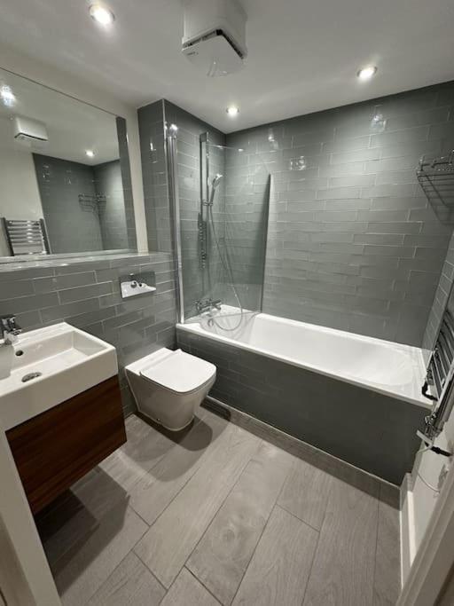 Luxurious 1-bedroom With Parking Apartment