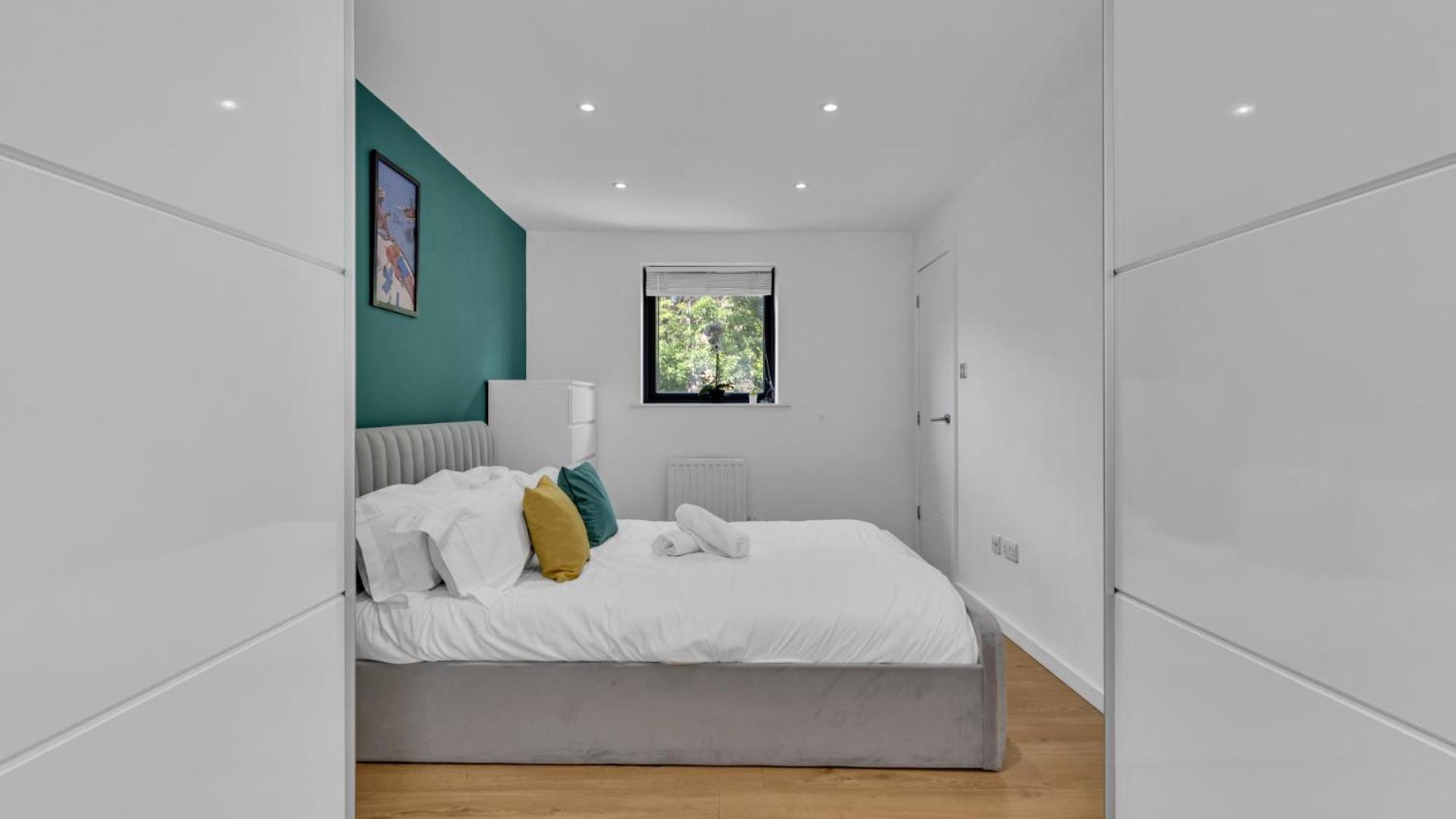 Holiday home Forest Green Elegance- King Size Bed- Free Parking- Games- Ideal For Groups And Families *