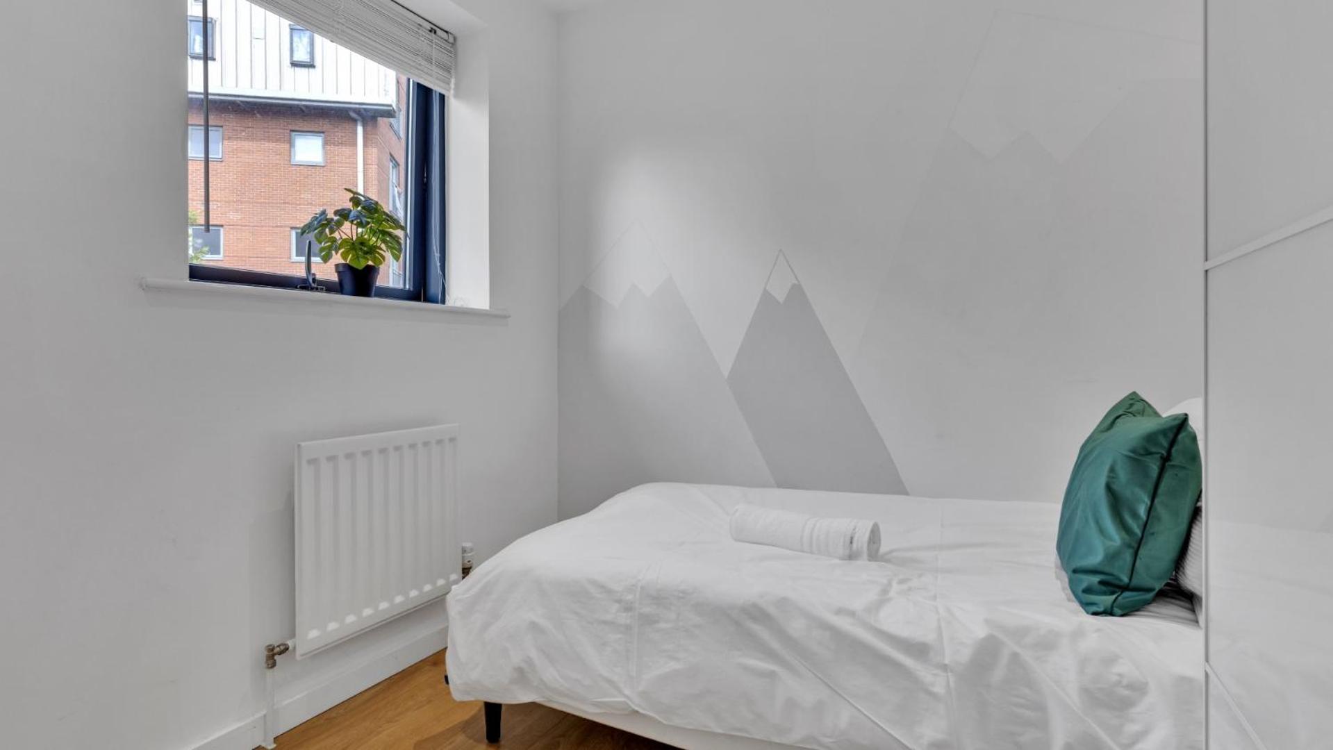 Forest Green Elegance- King Size Bed- Free Parking- Games- Ideal For Groups And Families