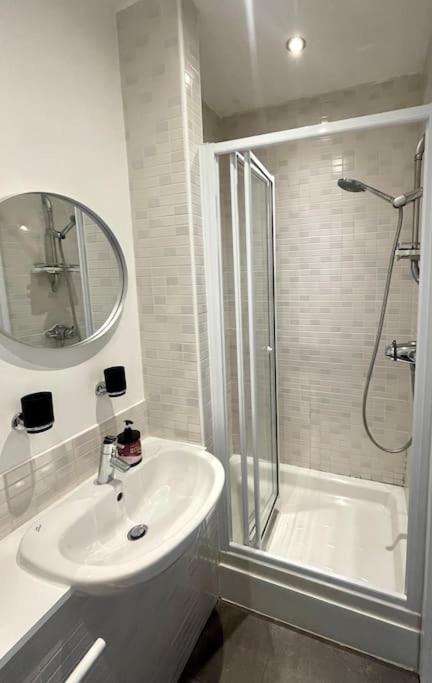 Luxury 2 Bed 2 Bath With Balcony, Fast Wifi In Centre Apartment *