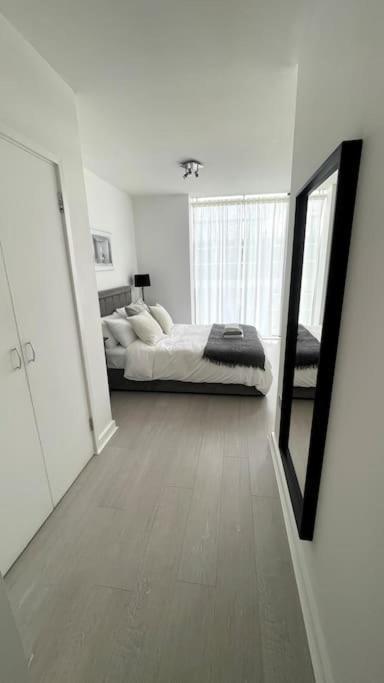 Luxury 2 Bed 2 Bath With Balcony, Fast Wifi In Centre Apartment