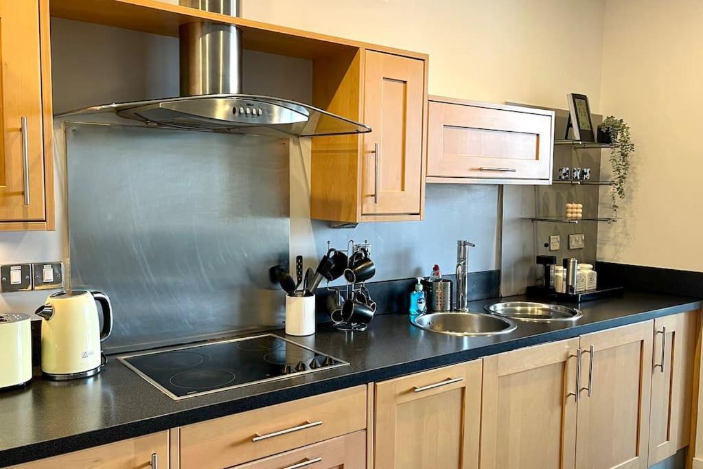 Luxury 2 Bed 2 Bath With Balcony, Fast Wifi In Centre Apartment *