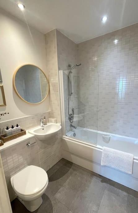 Luxury 2 Bed 2 Bath With Balcony, Fast Wifi In Centre Apartment *