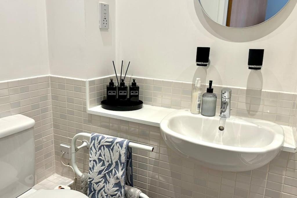 Luxury 2 Bed 2 Bath With Balcony, Fast Wifi In Centre * Birmingham