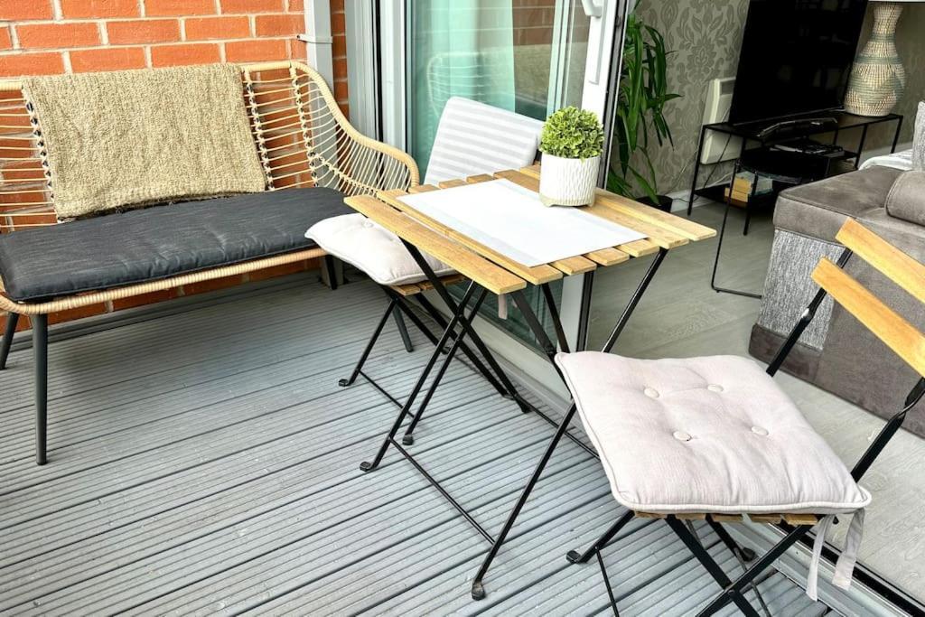 Luxury 2 Bed 2 Bath With Balcony, Fast Wifi In Centre