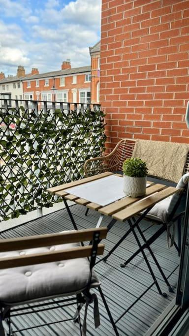 Luxury 2 Bed 2 Bath With Balcony, Fast Wifi In Centre * Birmingham