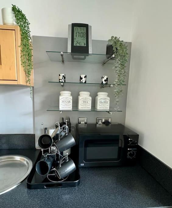 Luxury 2 Bed 2 Bath With Balcony, Fast Wifi In Centre