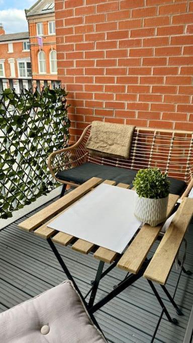 Luxury 2 Bed 2 Bath With Balcony, Fast Wifi In Centre Apartment