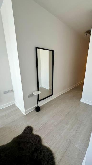 Luxury 2 Bed 2 Bath With Balcony, Fast Wifi In Centre Apartment *