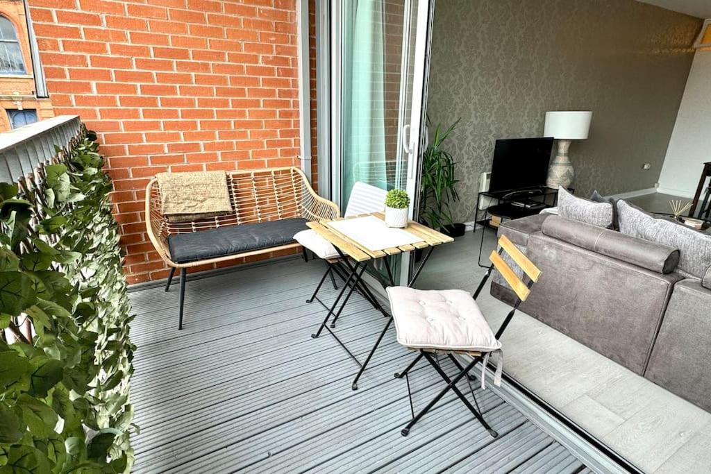 Luxury 2 Bed 2 Bath With Balcony, Fast Wifi In Centre