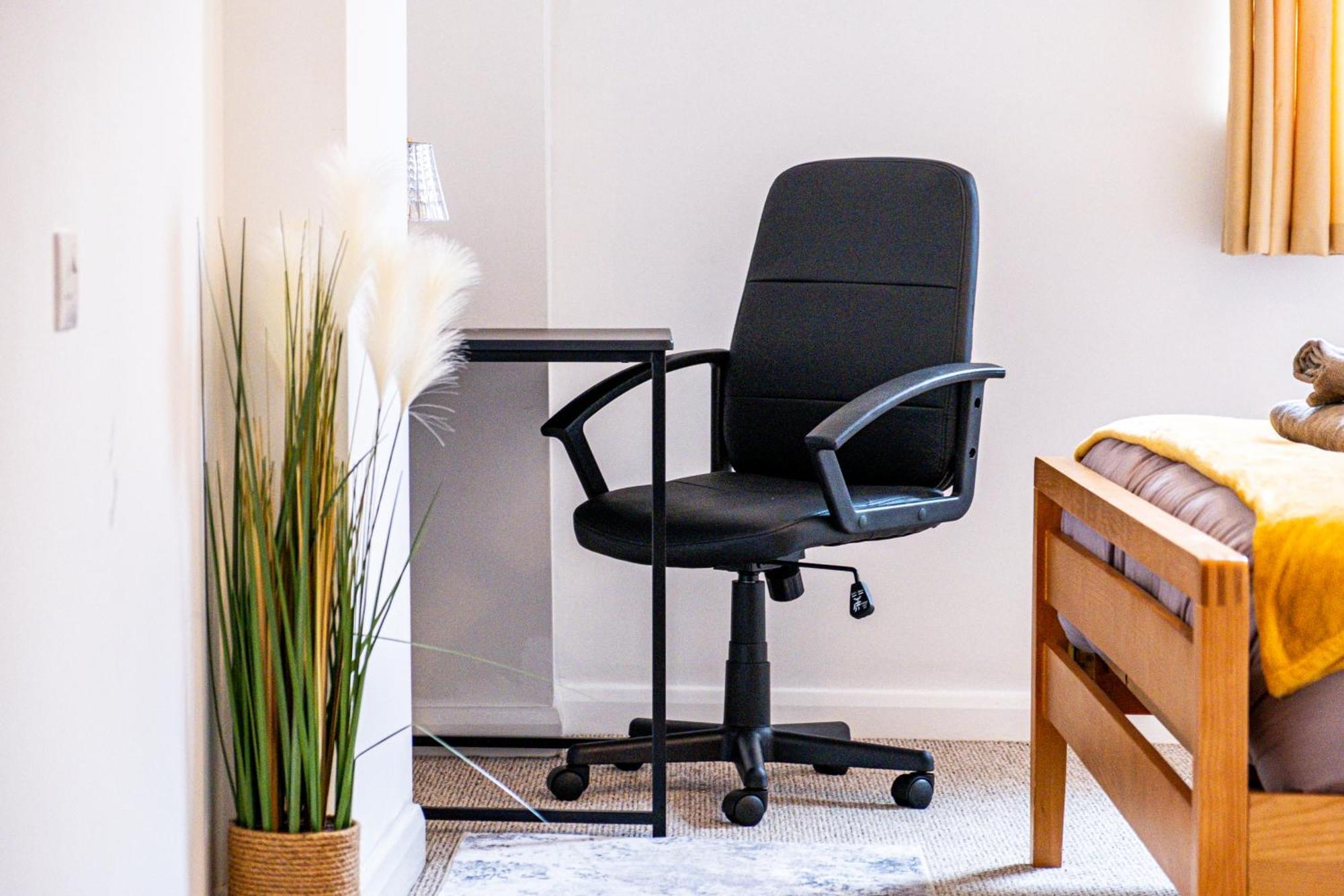 Ping Pong - Centre - Close To Mailbox Netflix, King Size Bed, Toiletries & Wifi - Sleeps 4 Apartment