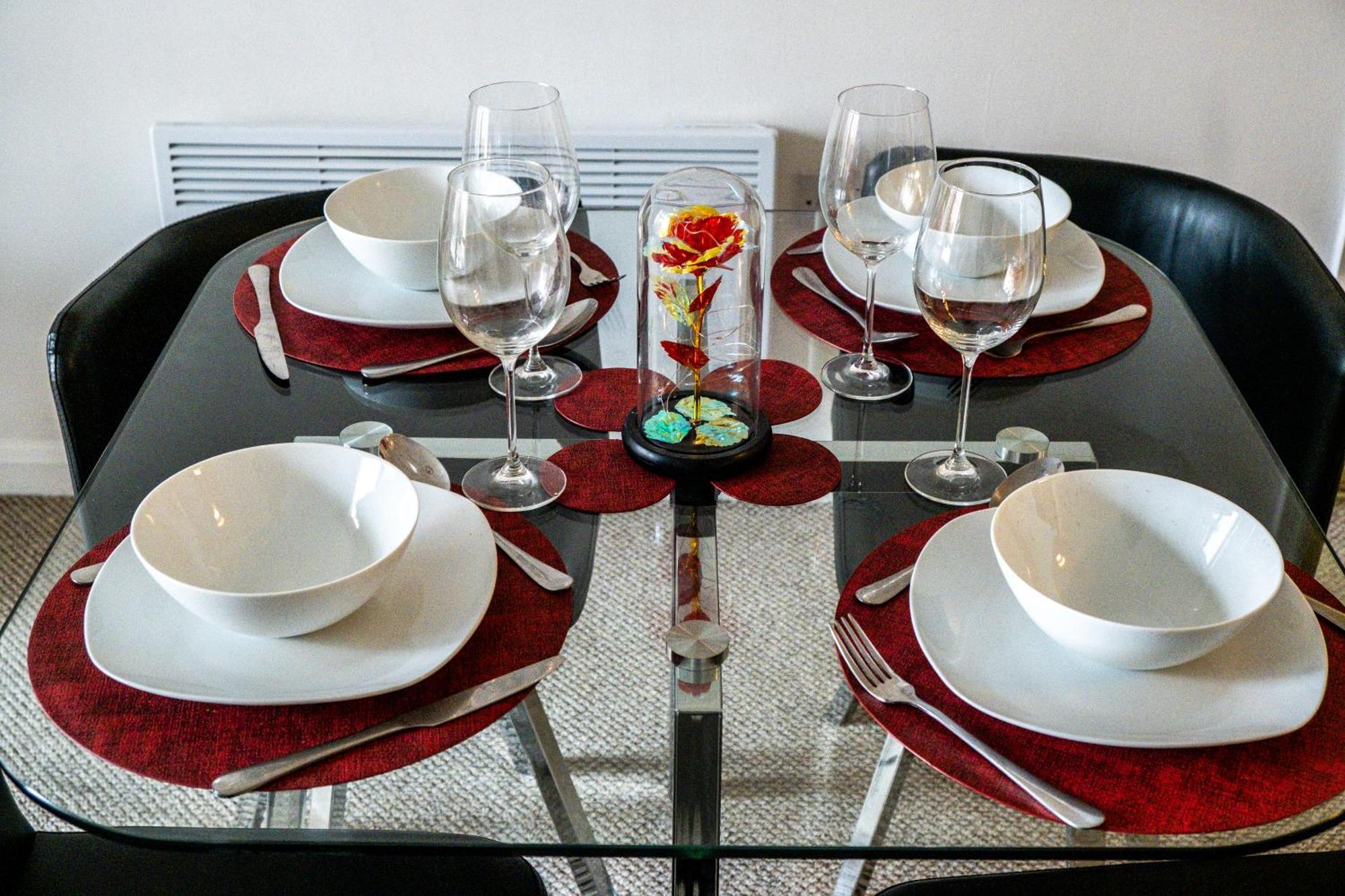 Apartment Ping Pong - Centre - Close To Mailbox Netflix, King Size Bed, Toiletries & Wifi - Sleeps 4