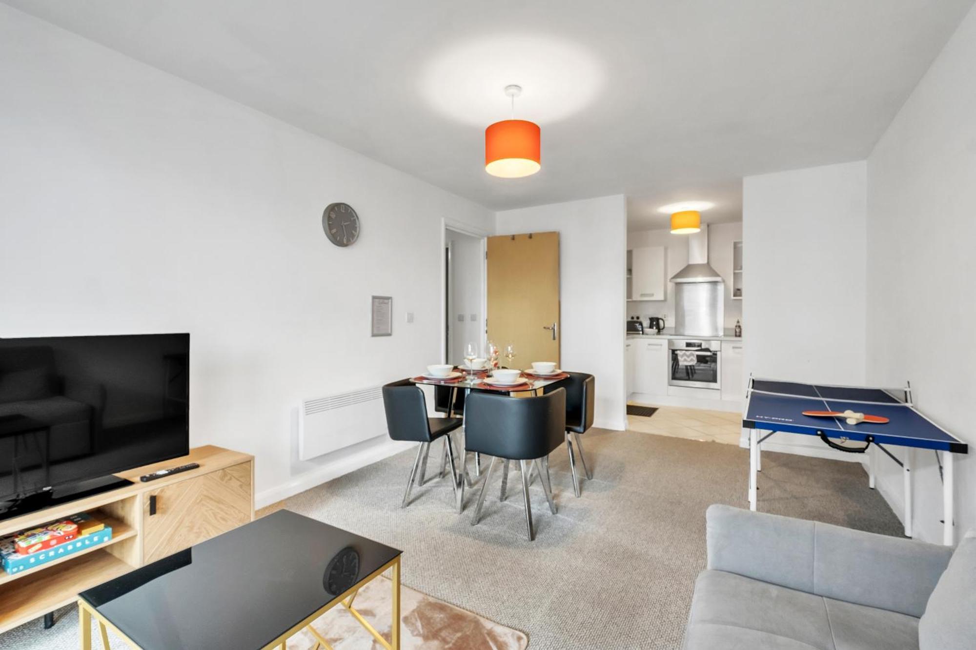 Ping Pong - Centre - Close To Mailbox Netflix, King Size Bed, Toiletries & Wifi - Sleeps 4