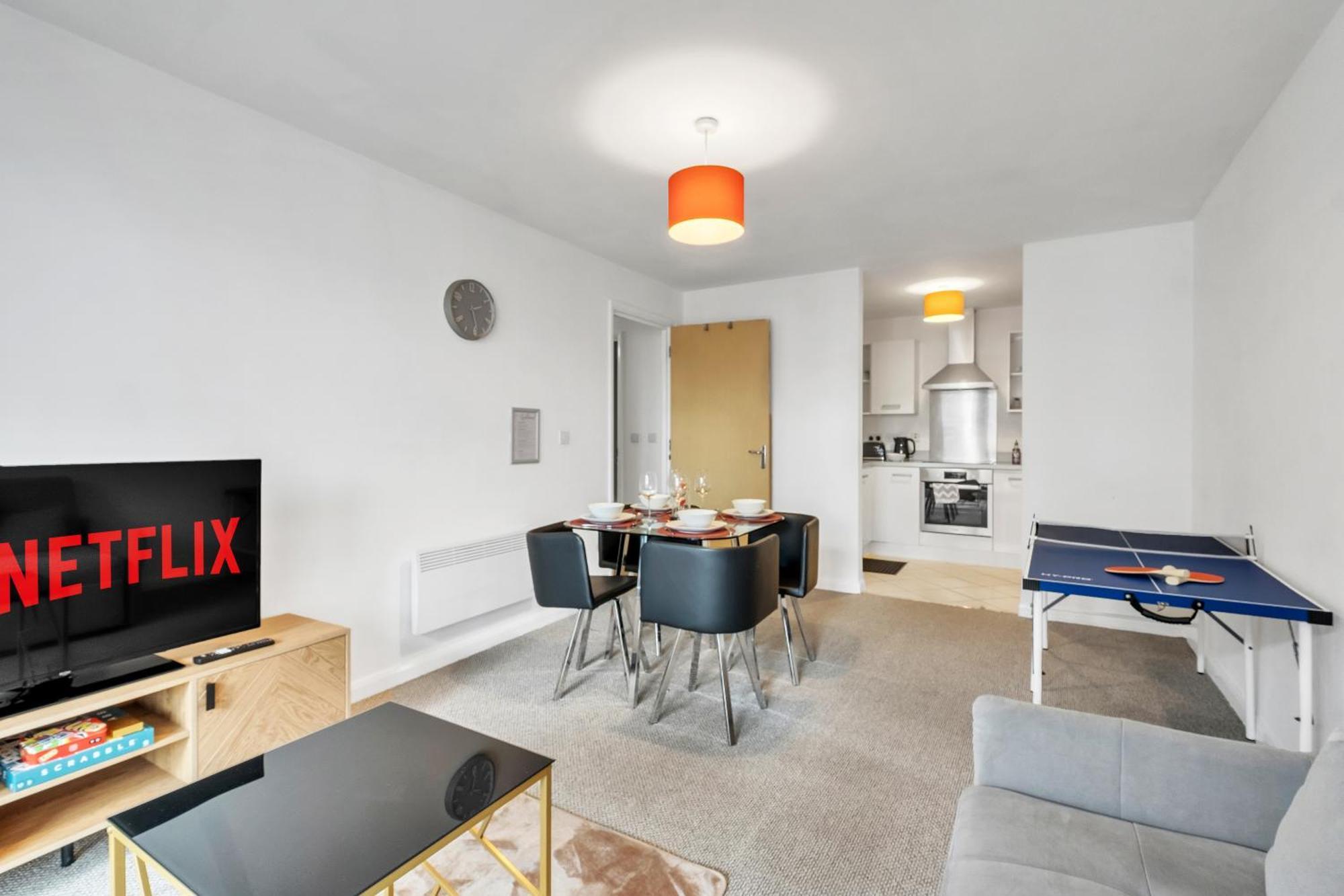 Ping Pong - Centre - Close To Mailbox Netflix, King Size Bed, Toiletries & Wifi - Sleeps 4 Apartment *