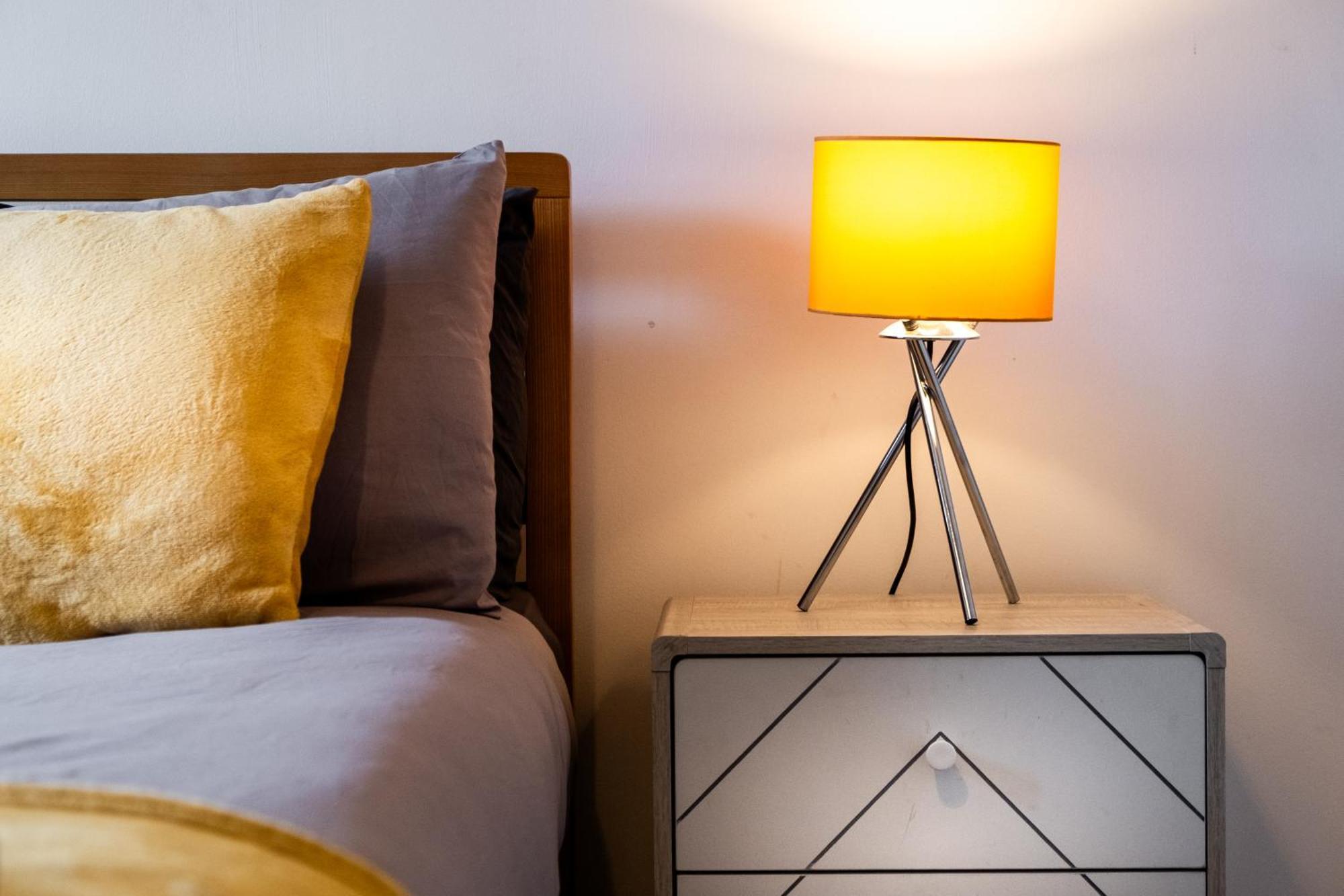 Apartment Ping Pong - Centre - Close To Mailbox Netflix, King Size Bed, Toiletries & Wifi - Sleeps 4 *