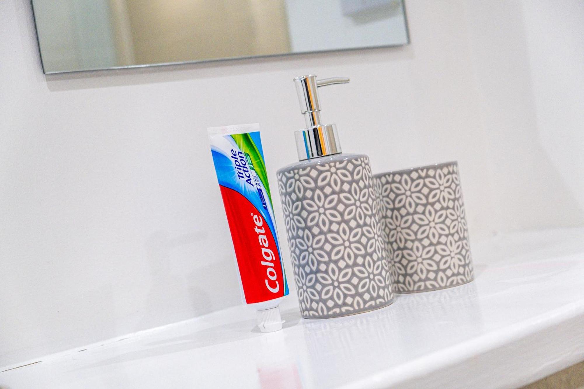 Ping Pong - Centre - Close To Mailbox Netflix, King Size Bed, Toiletries & Wifi - Sleeps 4 * Birmingham