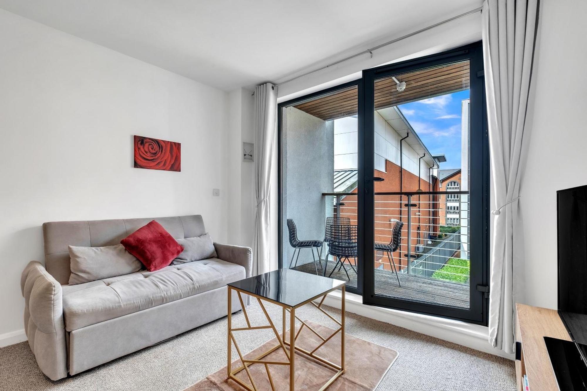 Apartment Ping Pong - Centre - Close To Mailbox Netflix, King Size Bed, Toiletries & Wifi - Sleeps 4