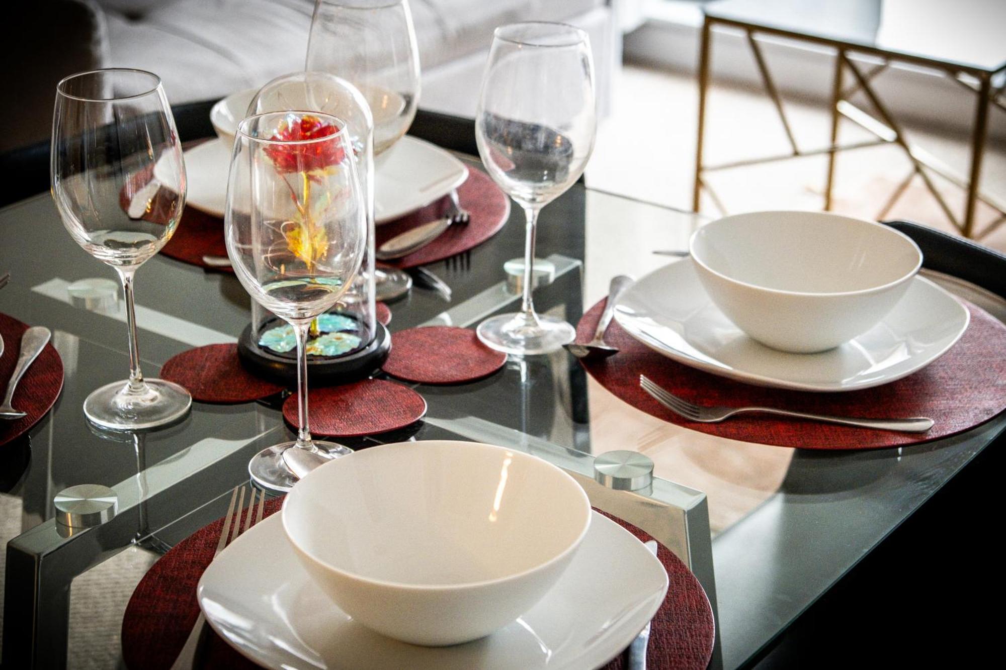 Ping Pong - Centre - Close To Mailbox Netflix, King Size Bed, Toiletries & Wifi - Sleeps 4 Apartment *