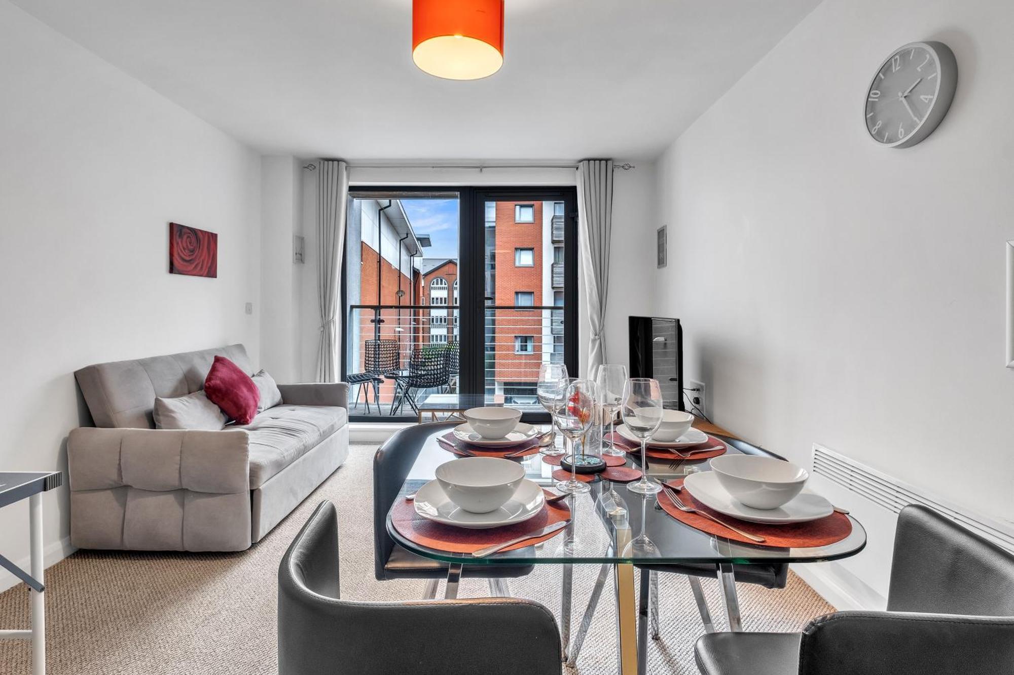 Apartment Ping Pong - Centre - Close To Mailbox Netflix, King Size Bed, Toiletries & Wifi - Sleeps 4 *