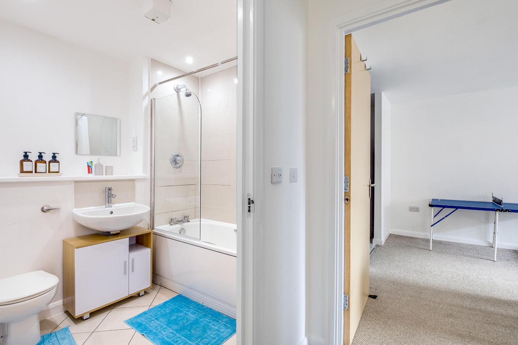 Apartment Ping Pong - Centre - Close To Mailbox Netflix, King Size Bed, Toiletries & Wifi - Sleeps 4 Birmingham