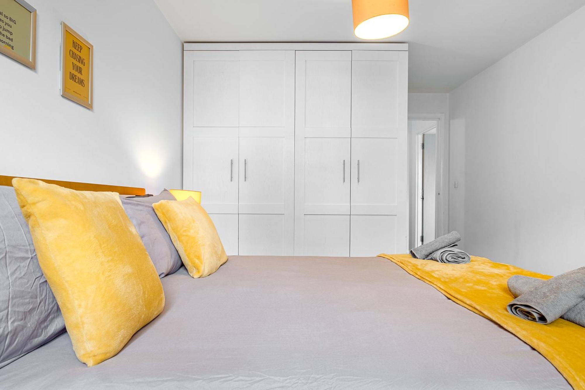 Ping Pong - Centre - Close To Mailbox Netflix, King Size Bed, Toiletries & Wifi - Sleeps 4 Apartment *