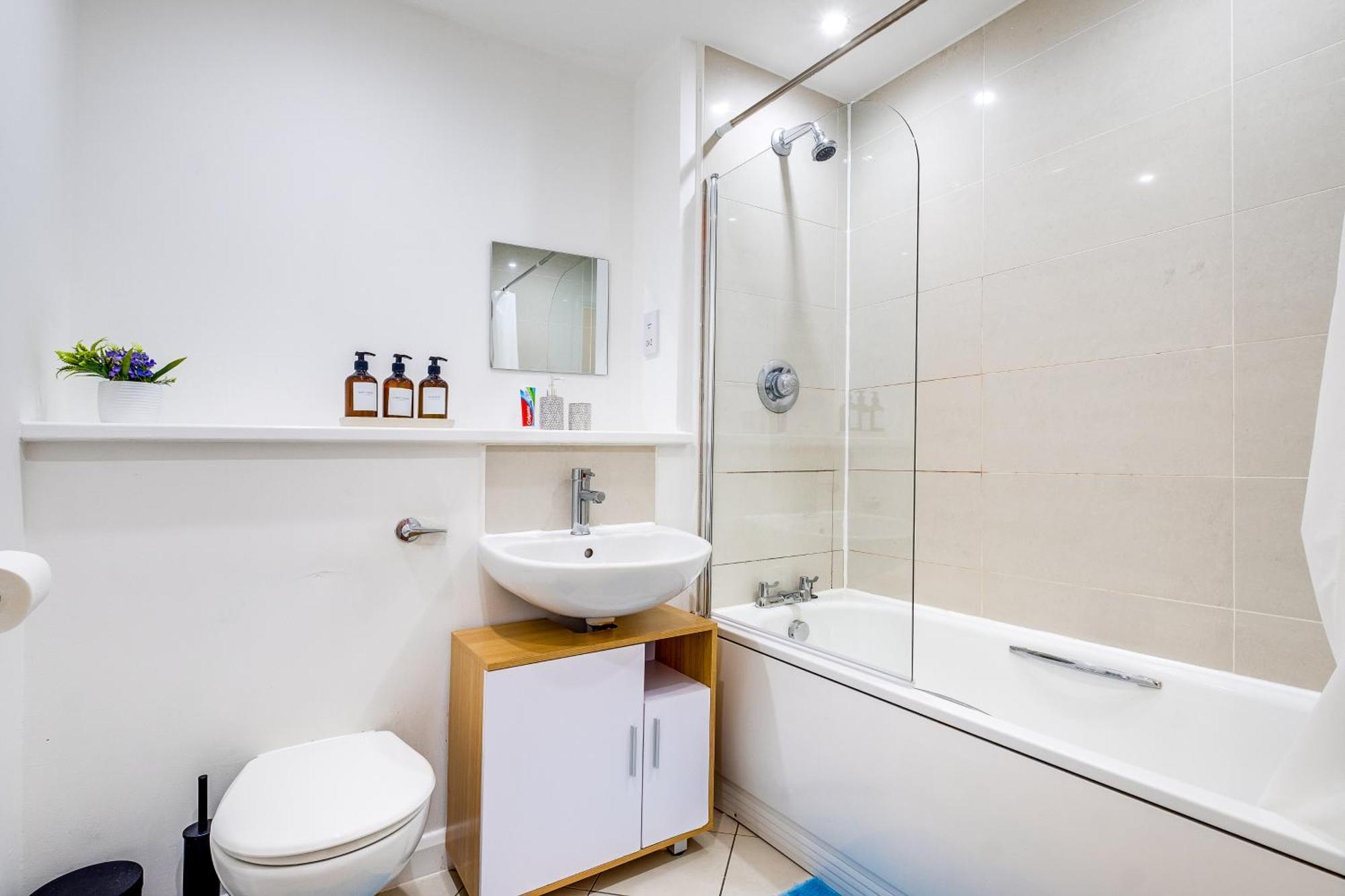 Apartment Ping Pong - Centre - Close To Mailbox Netflix, King Size Bed, Toiletries & Wifi - Sleeps 4 Birmingham