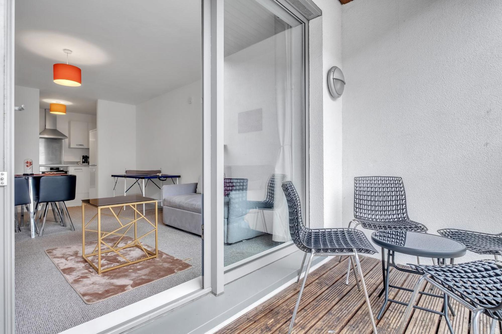 Ping Pong - Centre - Close To Mailbox Netflix, King Size Bed, Toiletries & Wifi - Sleeps 4 Birmingham