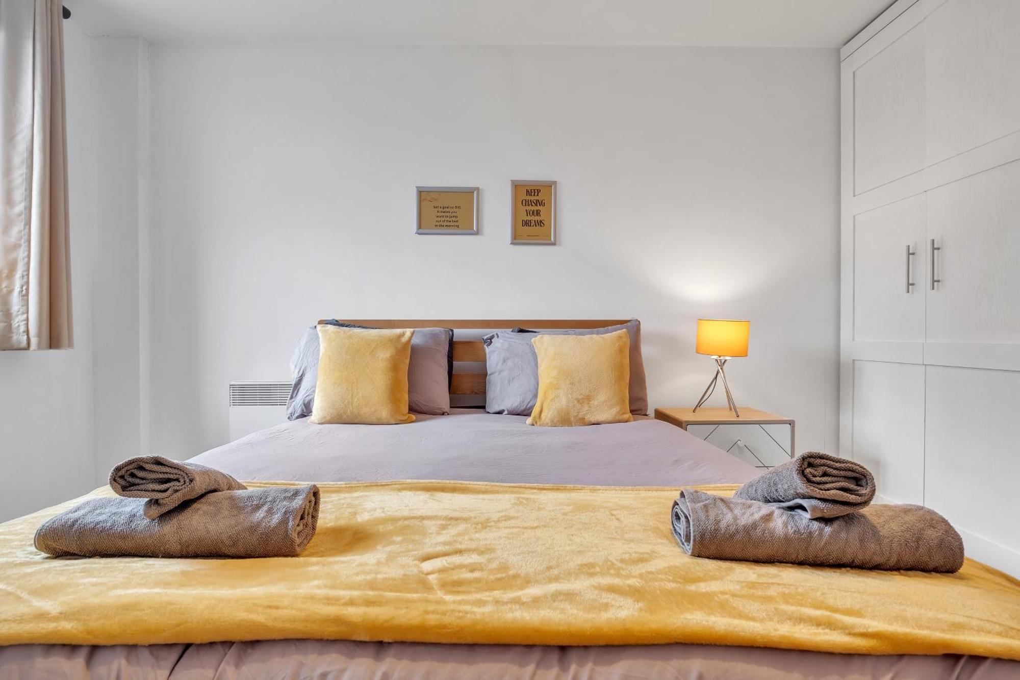 Ping Pong - Centre - Close To Mailbox Netflix, King Size Bed, Toiletries & Wifi - Sleeps 4