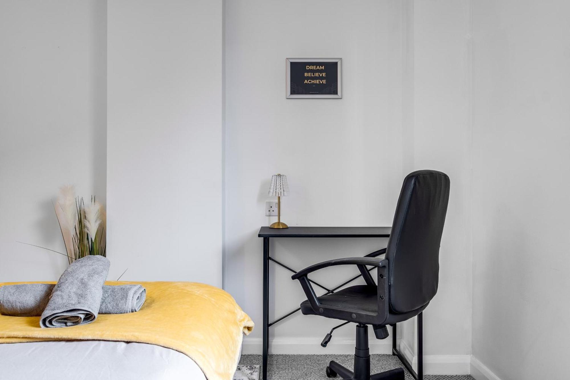 Ping Pong - Centre - Close To Mailbox Netflix, King Size Bed, Toiletries & Wifi - Sleeps 4 Apartment