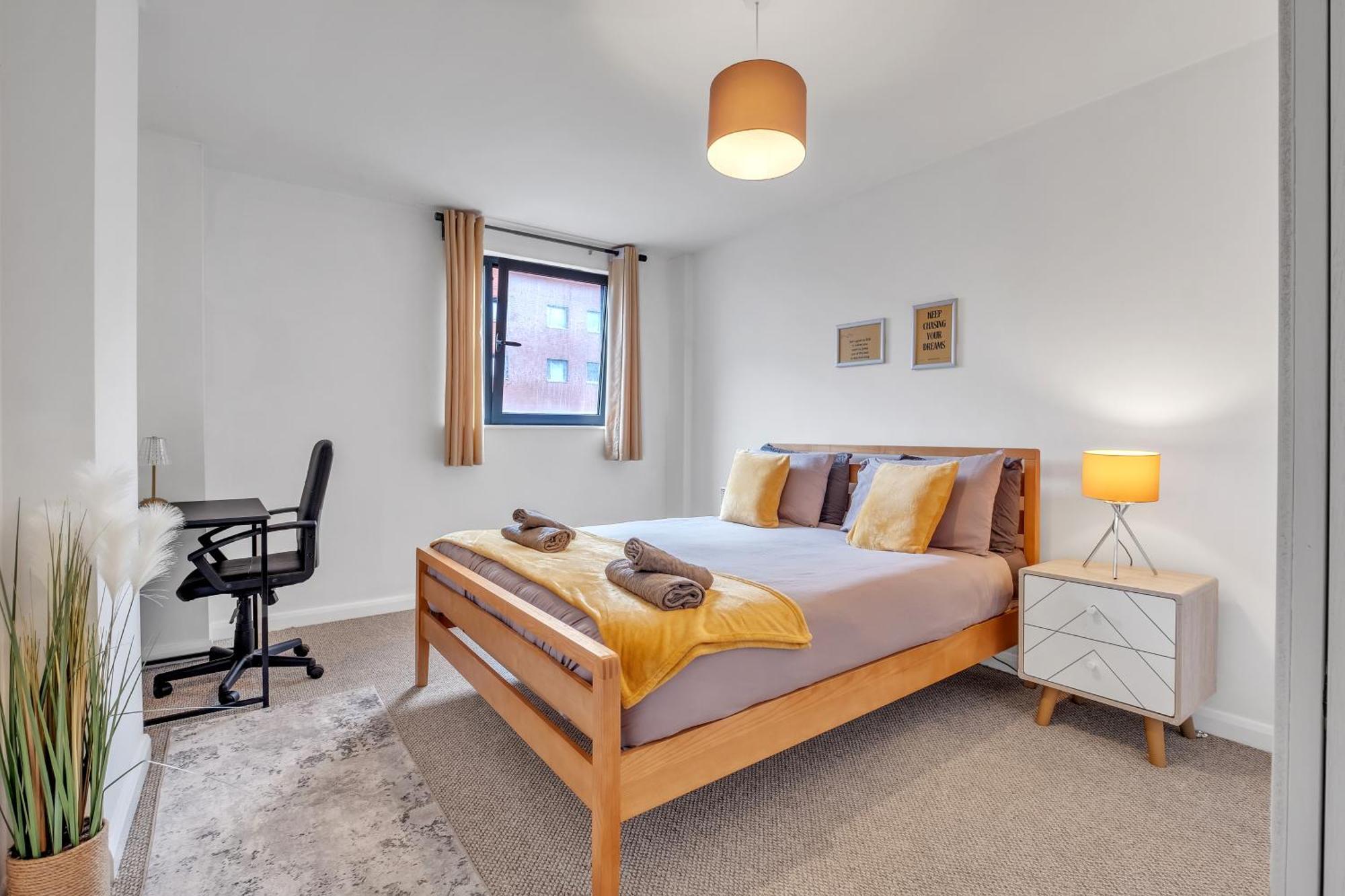 Ping Pong - Centre - Close To Mailbox Netflix, King Size Bed, Toiletries & Wifi - Sleeps 4 Apartment *