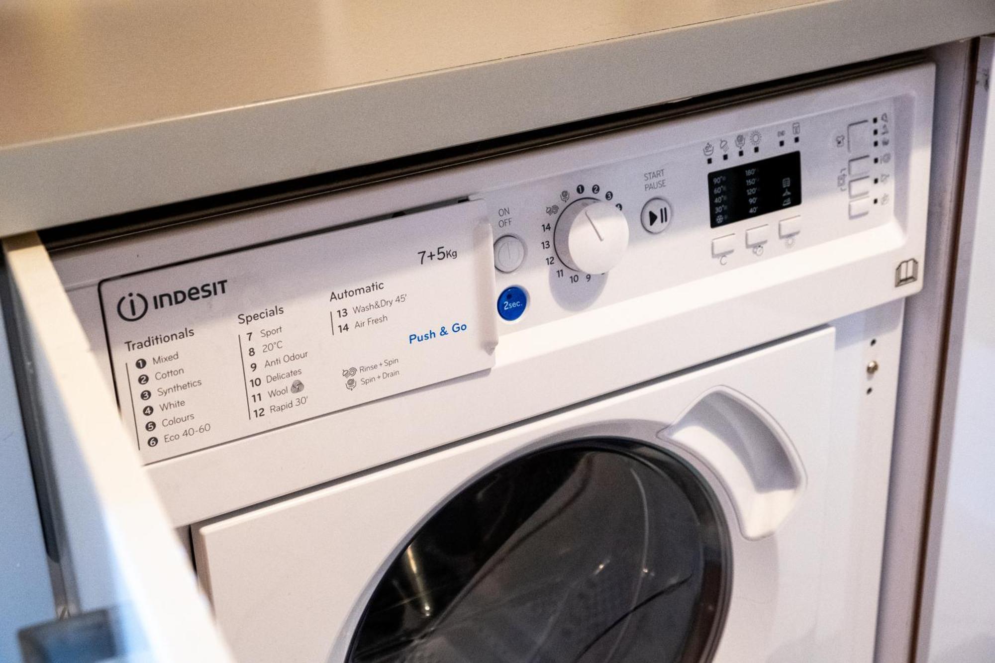 Apartment Ping Pong - Centre - Close To Mailbox Netflix, King Size Bed, Toiletries & Wifi - Sleeps 4 *