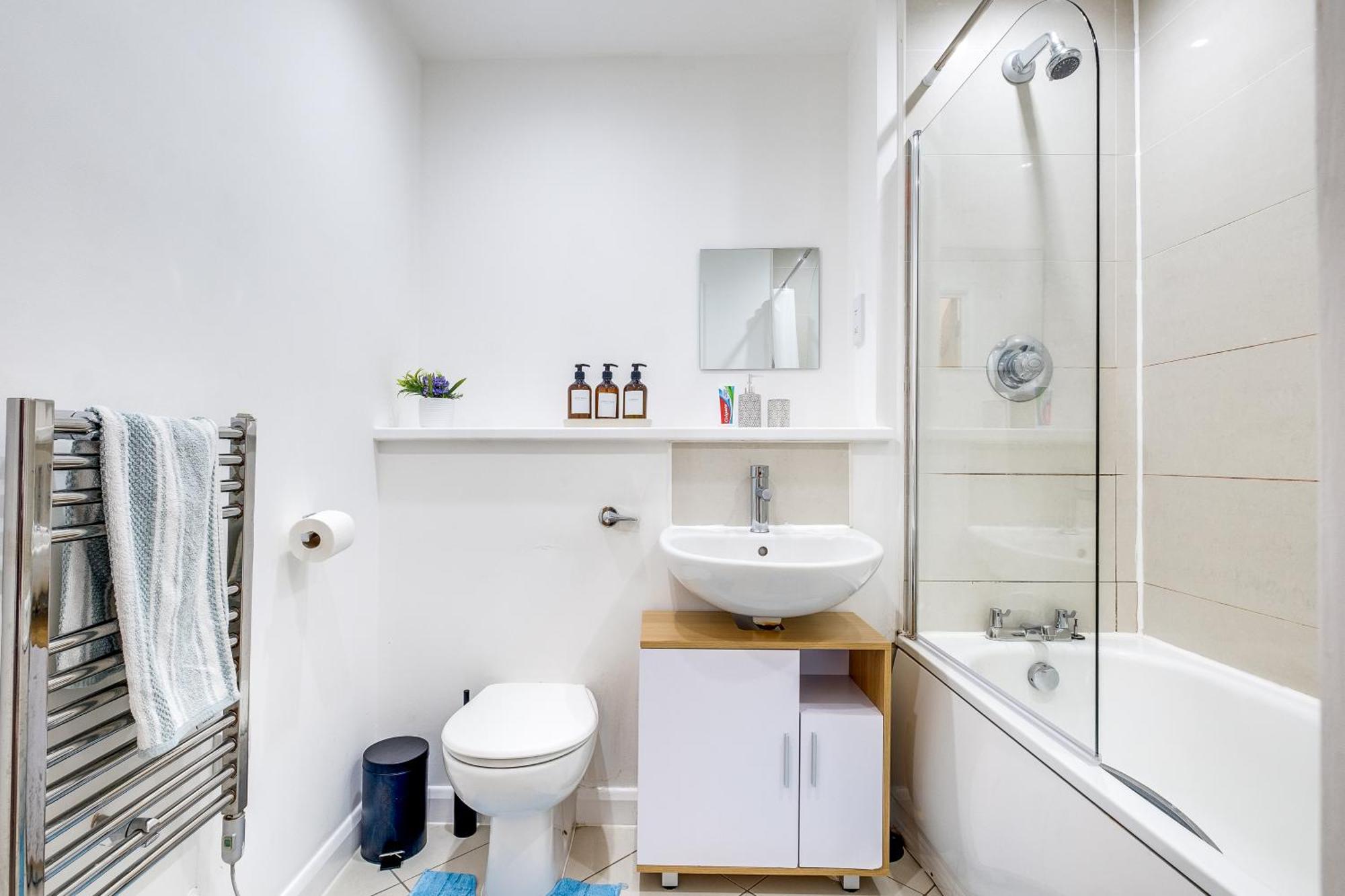Apartment Ping Pong - Centre - Close To Mailbox Netflix, King Size Bed, Toiletries & Wifi - Sleeps 4 Birmingham