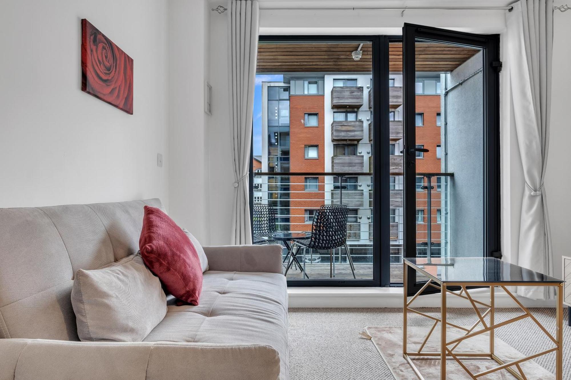Ping Pong - Centre - Close To Mailbox Netflix, King Size Bed, Toiletries & Wifi - Sleeps 4 Birmingham