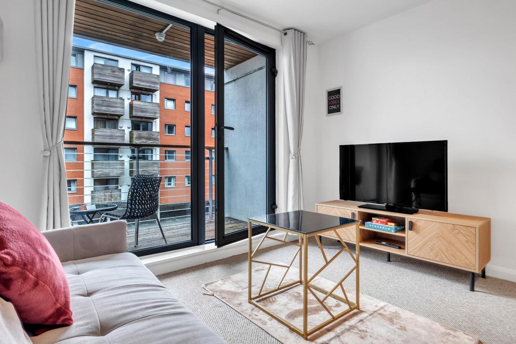 Ping Pong - Centre - Close To Mailbox Netflix, King Size Bed, Toiletries & Wifi - Sleeps 4