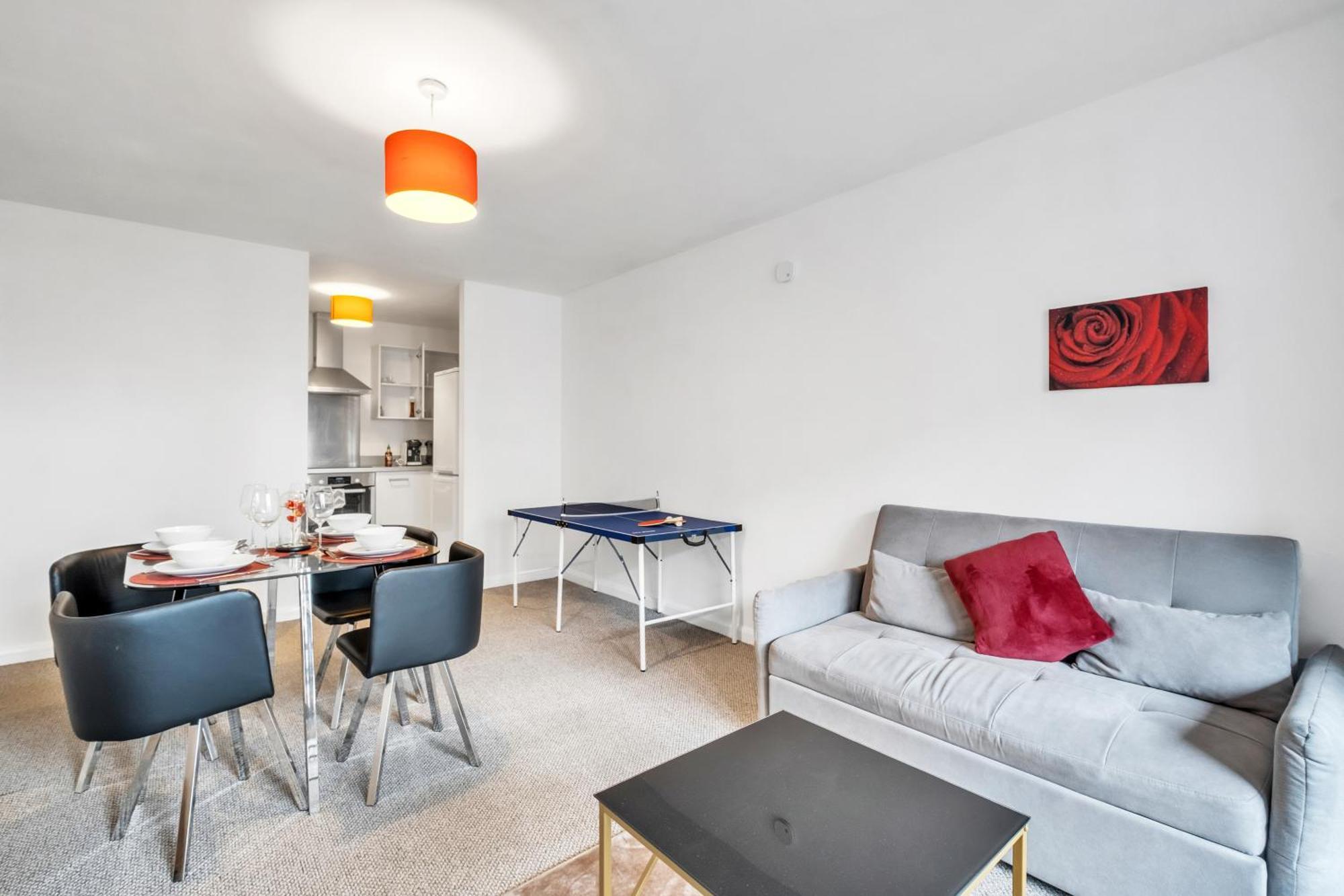 Ping Pong - Centre - Close To Mailbox Netflix, King Size Bed, Toiletries & Wifi - Sleeps 4 Apartment