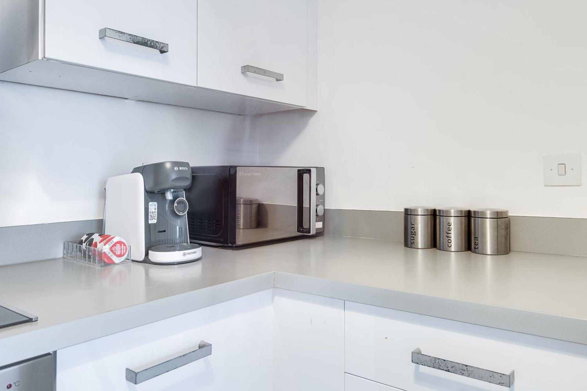 Apartment Ping Pong - Centre - Close To Mailbox Netflix, King Size Bed, Toiletries & Wifi - Sleeps 4 *