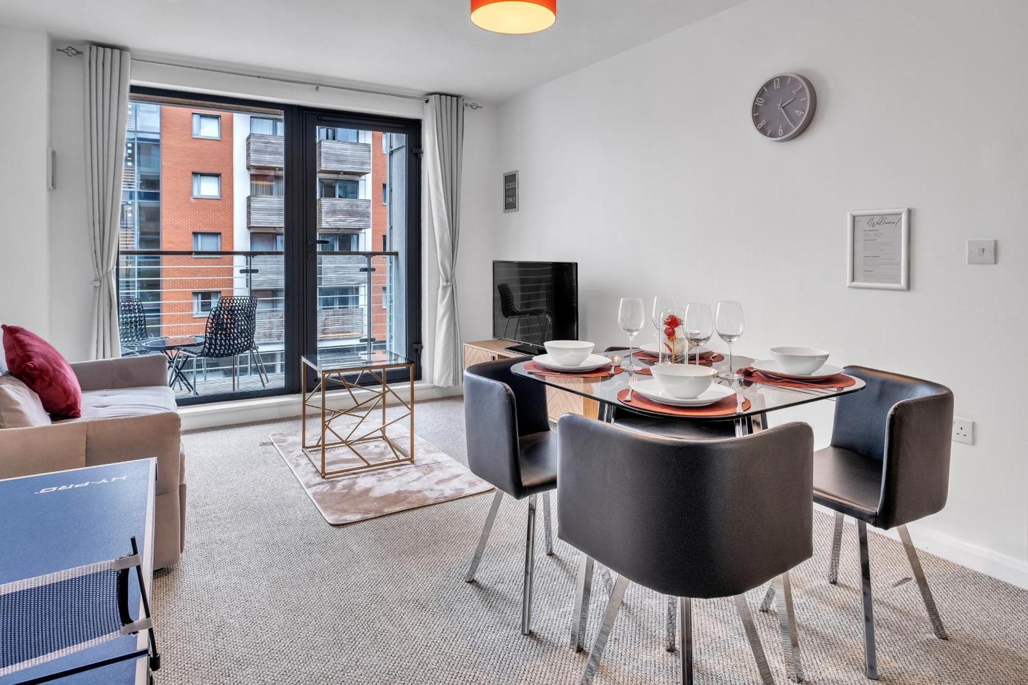 Ping Pong - Centre - Close To Mailbox Netflix, King Size Bed, Toiletries & Wifi - Sleeps 4 Apartment Birmingham