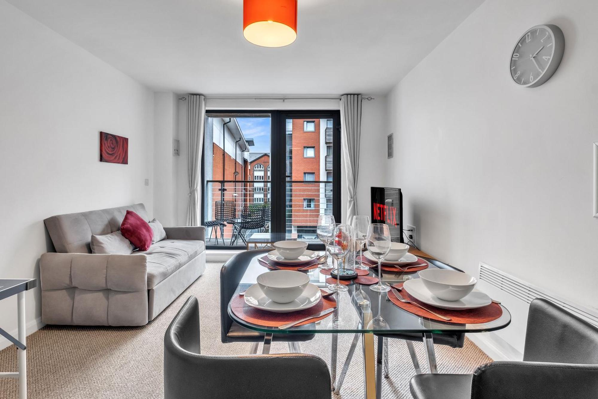 Ping Pong - Centre - Close To Mailbox Netflix, King Size Bed, Toiletries & Wifi - Sleeps 4 Birmingham
