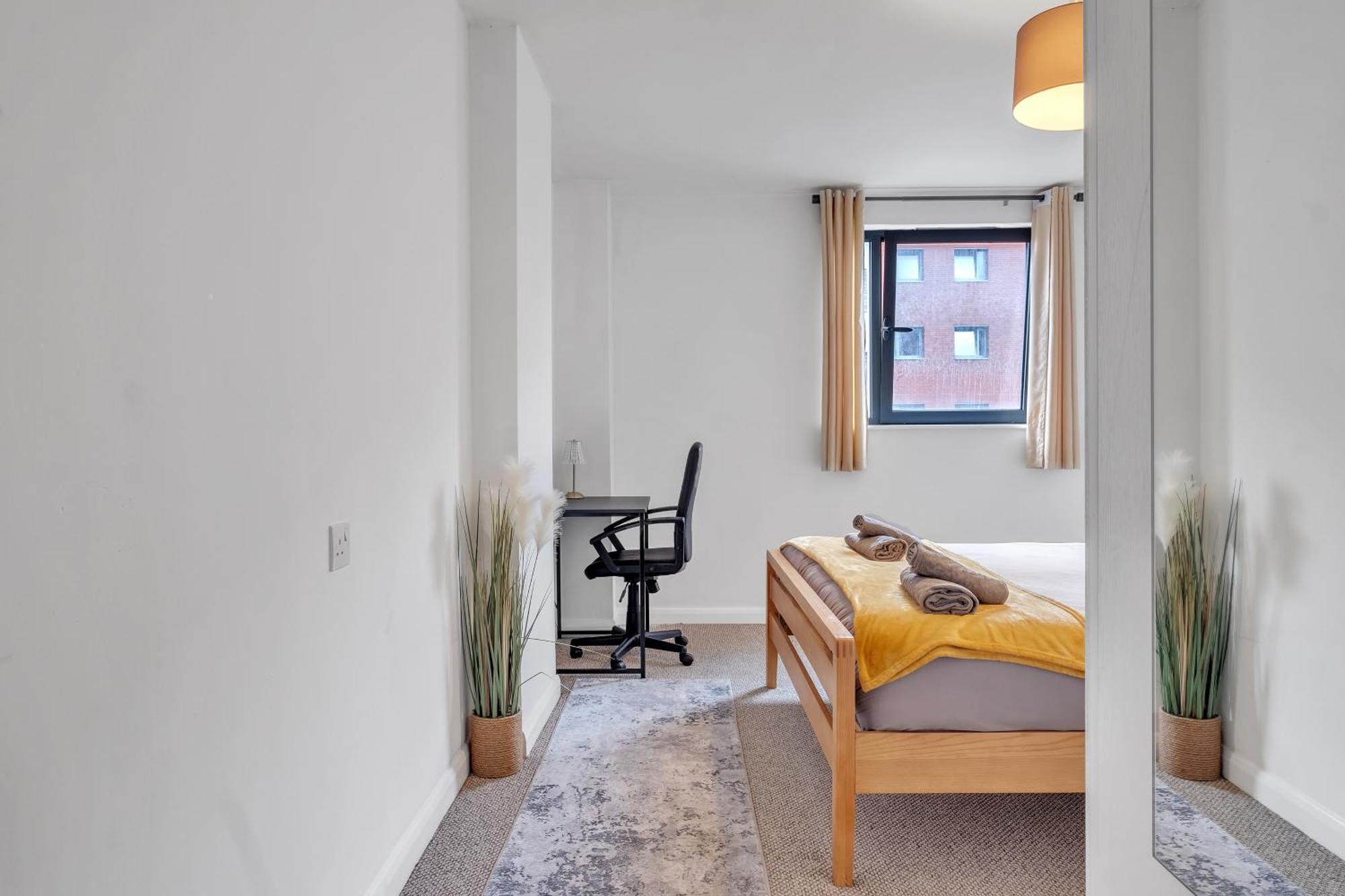 Ping Pong - Centre - Close To Mailbox Netflix, King Size Bed, Toiletries & Wifi - Sleeps 4 * Birmingham