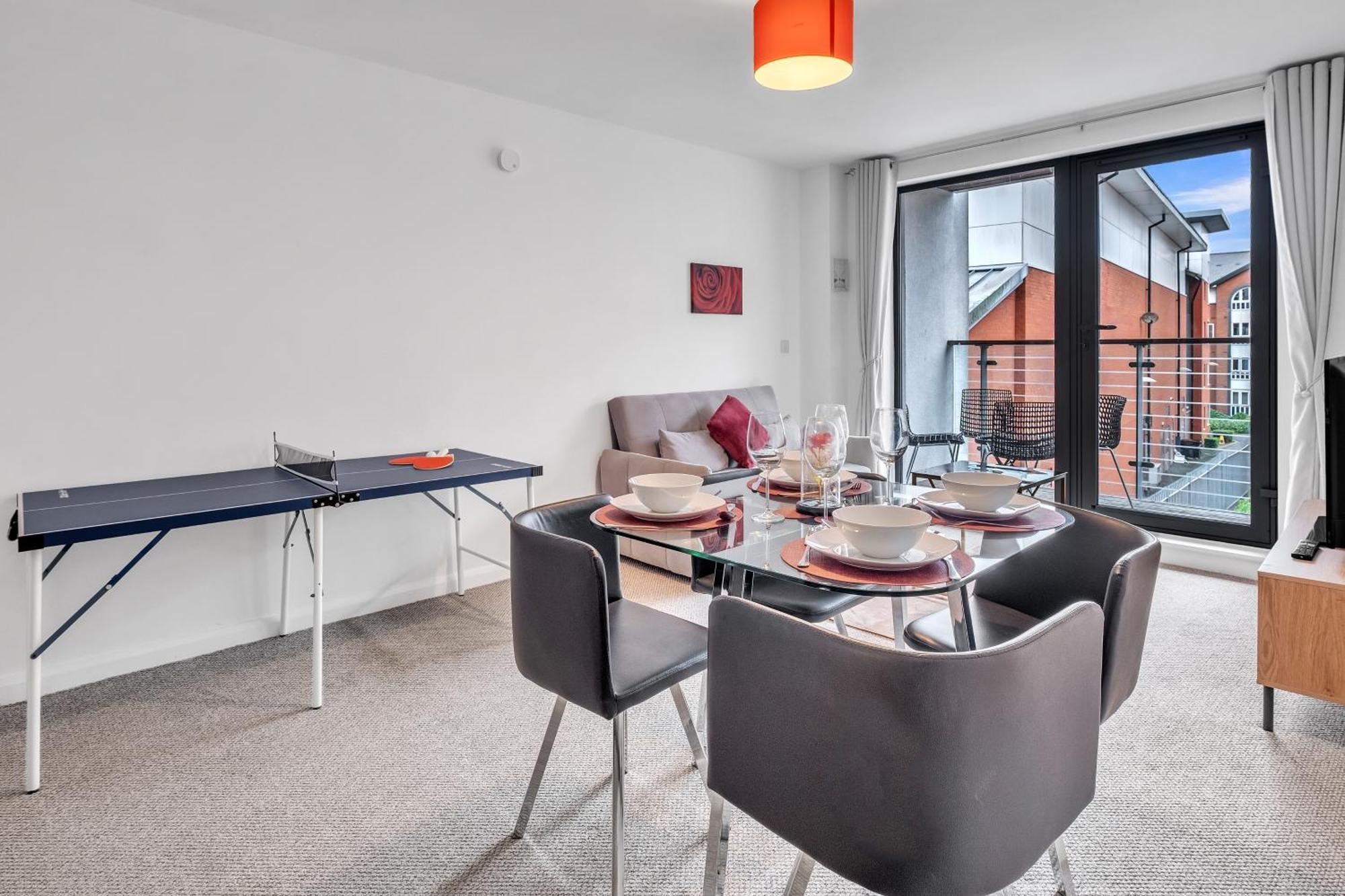 Ping Pong - Centre - Close To Mailbox Netflix, King Size Bed, Toiletries & Wifi - Sleeps 4